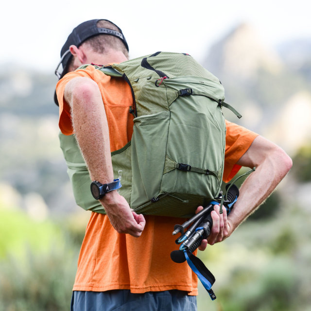 A runner wearing a Traverse Race Vest